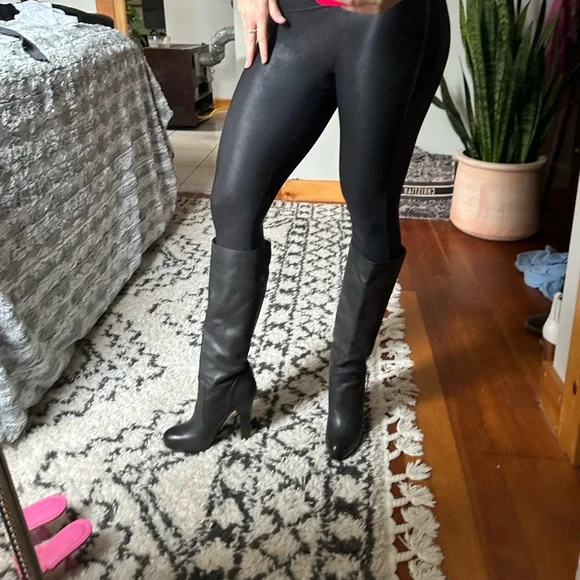 New Dolce and Gabbana leather boots. - Picture 3 of 13